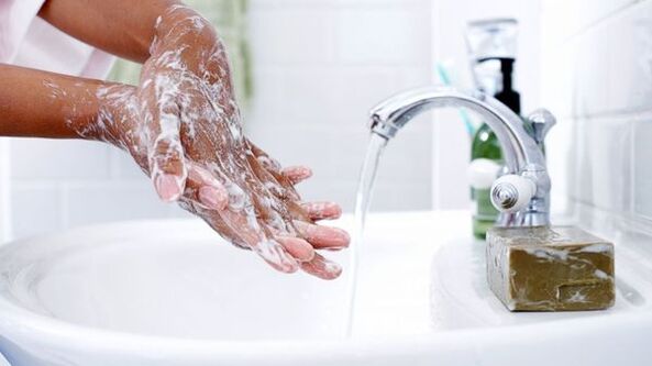 Hände waschen um Würmern vorzubeugen