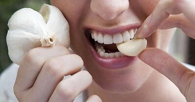 Essen von Knoblauch zur Behandlung von Parasiten essen
